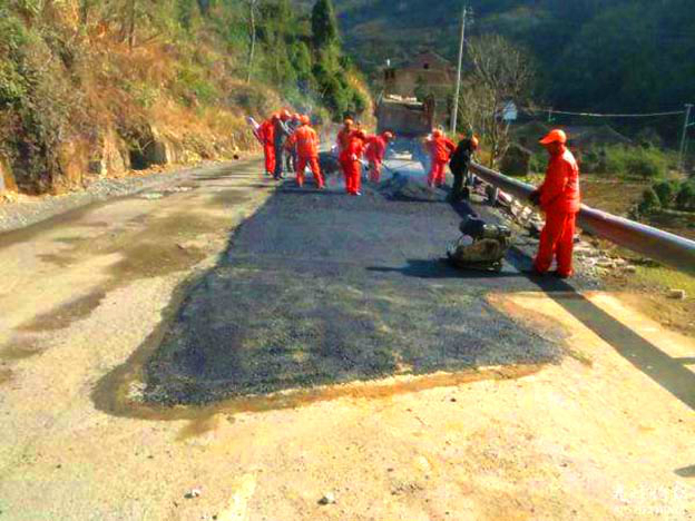 城镇沥青道路修补施工